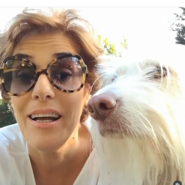 Anabel Alonso con su perra Berta.