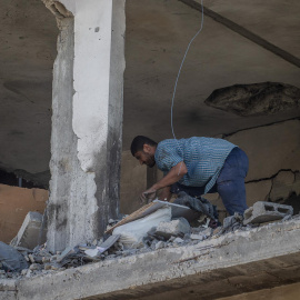 Palestino inspecciona su casa en la ciudad de Gaza tras el ataque israelí.