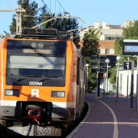 Els trens circulen a l'estació de Vilanova i la Geltrú en direcció Sant Vicenç de Calders després d'aturar-se el servei durant uns 15 minuts per la caiguda d'unes plaques solars a les vies  (12 de febrer del 2026)