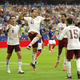 La selección española celebrando un gol, este martes.