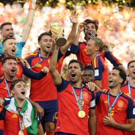 Rodrigo levanta la Copa del Mundo tras ganar España a Argentina.