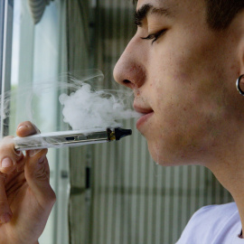 EuropaPress_6949146_joven_vapeando_12_septiembre_2025_madrid_espana_anteproyecto_ley_tabaco