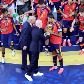 Donald Trump entregando la Copa del Mundo.