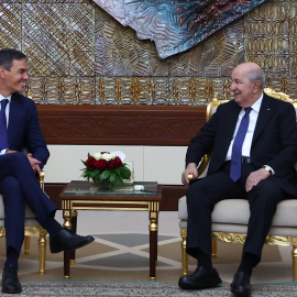 El presidente del Gobierno, Pedro Sánchez, junto al presidente de Argelia Abdelmadjid Tebboune, este lunes en la capital argelina.