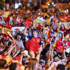 Aficionados españoles celebran la victoria de la selección española en la final del Mundial de fútbol 2026