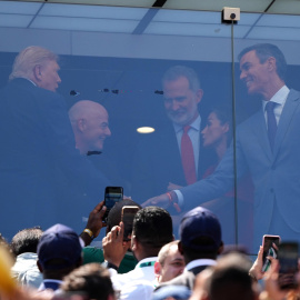 El presidente de Estados Unidos, Donald Trump saluda al presidente del Gobierno de España, Pedro Sánchez este domingo 20 de julio, en el partido de la final del Mundial de la FIFA 2026 entre España y Argentina.