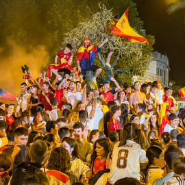 Vecinos de la localidad sevillana de los Palacios celebran en la Plaza de España del municipio la victoria de España en el Mundial 2026.