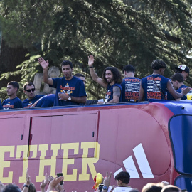 Los jugadores de la selección, en el autobús descapotable de su celebración de la victoria en la Copa del Mundo por las calles de Madrid.