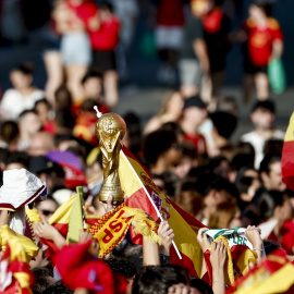 Cientos de aficionados españoles abarrotan la plaza de Cibeles mientras aguardan la llegada de la selección española tras proclamarse ayer campeones del mundo al derrotar en la final a Argentina.