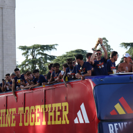 Los jugadores de la selección Española celebran su triunfo en el Mundial por las calles de Madrid.
