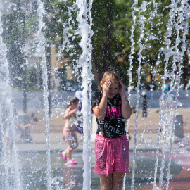 Niña en una fuente