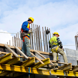 Personas trabajando en el sector de la construcción.