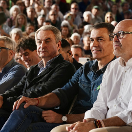 Pedro Sánchez junto a José Luis Rodríguez Zapatero, en un acto de campaña del PSOE celebrado en Cártama (Málaga), el pasado 1 de mayo.