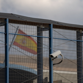 Fachada del Centro de Internamiento de Extranjeros (CIE) de la Zona Franca, en Barcelona.