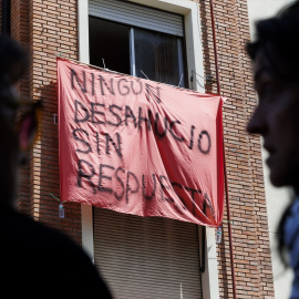 Pancarta de una movilización para intentar impedir un desahucio, en una imagen de archivo.