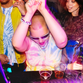 Persona baila en una discoteca.