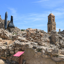 Casas bombardeadas durante la guerra civil española del pueblo viejo de Corbera d'Ebre con la iglesia de fondo