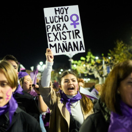 Una mujer sostiene una pancarta durante una manifestación contra las violencias machistas, a 25 de noviembre de 2022.
