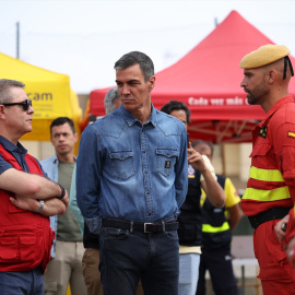 El presidente del Gobierno, Pedro Sánchez, y el presidente de Castilla-La Mancha, Emiliano García-Page, en Tamajón, Guadalajara, Castilla-La Mancha este 22 de julio.
