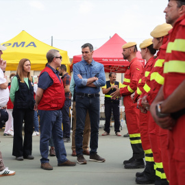El presidente del Gobierno, Pedro Sánchez, y el presidente de Castilla-La Mancha, Emiliano García-Page, saludan a los brigadistas que trabajan en el incendio en Tamajón, Guadalajara, este 22 de julio.