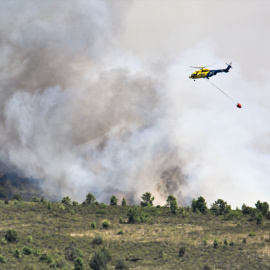 Medios aéreos trabajan en la extinción del incendio en La Mierla, Guadalajara