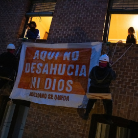 Varias personas se cuelgan para luchar contra el desahucio de Mariano.
