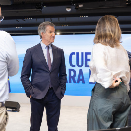 El presidente del Partido Popular, Alberto Núñez Feijóo (c), comparece ante los medios para hacer balance del curso político, en la sede nacional del PP, a 22 de julio de 2026, en Madrid (España). Feijóo ha puesto el foco en la corrupción y la crítica a l