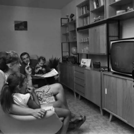 Una familia ve la televisión a finales de los años 50.