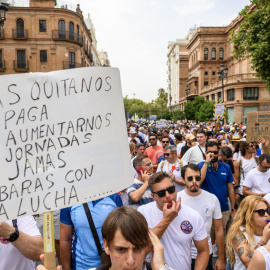 Trabajadores de Airbus de Sevilla y Cádiz en la manifestación de este jueves por el centro de Sevilla, desde la Puerta de Jerez hasta el Ayuntamiento.