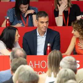 El presidente del Gobierno Pedro Sánchez, la vicesecretaria general, María Jesús Montero (d), y la secretaria de organización, Rebeca Torró Soler (i), durante la reunión del Comité Federal del PSOE.
