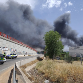 Humo del incendio entre Mejorada del Campo y Alcalá de Henares.
