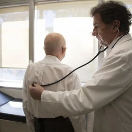 médico en consulta con mayores