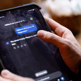 Una persona prueba el asistente de inteligencia artificial