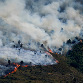 Vista de un incendio forestal propagándose por la sierra de Burgohondo, en Ávila, España.