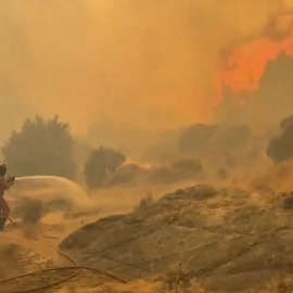 Captura de un video facilitado por la UME, de los efectivos que luchan contra el fuego en Navaluenga (Avila)