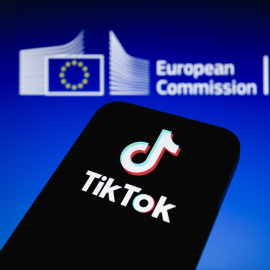 El logo de la Comisión Europea se muestra detrás del logo de TikTok en un smartphone.