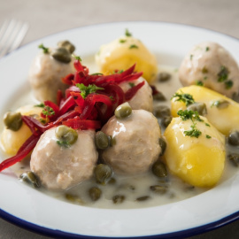 Receta de albóndigas en salsa de alcaparras.