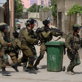 Militares israelíes en Qalquilia, Cisjordania.