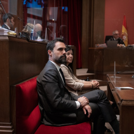 El expresidente del Parlament y conseller de Empresa, Roger Torrent y la exsecretaria cuarta del Parlament Adriana Delgado, durante el juicio en el Tribunal Superior de Justicia de Catalunya.