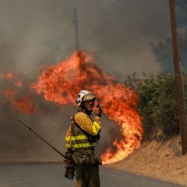 Un bombero trabaja para combatir un incendio forestal que afecta a Castilla y León, en la localidad de El Tiemblo, España, el 24 de julio de 2026.