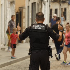 Efectivos de la Guardia Civil informan a los vecinos de la localidad madrileña de Cadalso de los Vídrios, en el Valle del Tiétar, de la evacuación del municipio decretada por el Gobierno.