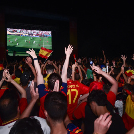 Aficionados celebrando la victoria de España en el Mundial.