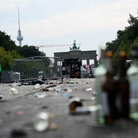 Basura desperdigada en las calles de Berlín frente a la Puerta de Brandeburgo, cerca de donde se produjo el atropello múltiple que costó la vida a una persona y dejó 16 heridos.