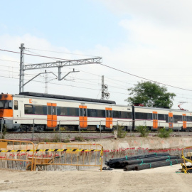 Un tren de Rodalies fent una marxa blanca dissabte entre Montcada i Sant Andreu després de la reparació de l'esvoranc. 25/07/2026