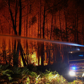 Camión de bomberos trabajando en el incendio de Gironda.
