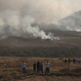 Israelíes quemando territorio agrícola palestino cerca de Nablus.