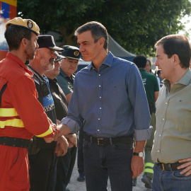 El presidente del Gobierno, Pedro Sánchez, acompañado por el presidente de la Junta de Castilla y León, Alfonso Fernández Mañueco (d), a su llegada al Puesto de Mando Avanzado instalado en Navaluenga (Ávila).