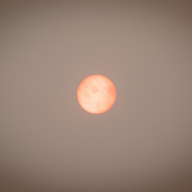 EuropaPress_7687086_cielo_sol_cubiertos_humo_puesto_mando_avanzado_zona_afectada_incendios