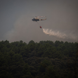 Un helicóptero en el incendio de Burgohondo, a 26 de julio de 2026, en Gavilanes, Ávila.
