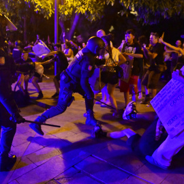 Antidisturbios cargan contra manifestantes en Palma de Mallorca.